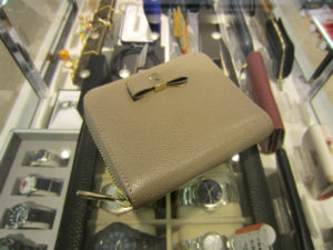 フルラ　ジップアラウンドウォレット