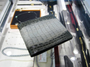 カイマン　二つ折り札入れ