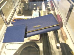 プラダ　ファスナー長財布
