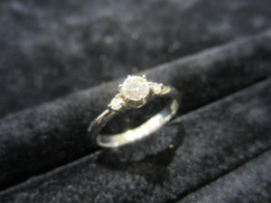 ダイヤルース　0.235ct