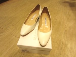マノロブラニク　パンプス