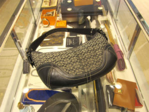 コーチ　シグネチャー　セミショルダー