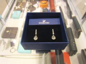 スワロフスキー　ティアドロップ型ピアス