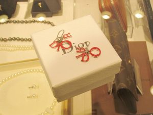 ディオール　ロゴ　ピアス
