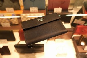 プラダ　三つ折り財布
