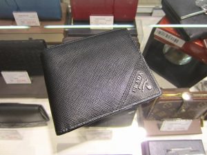 プラダ　二つ折り財布