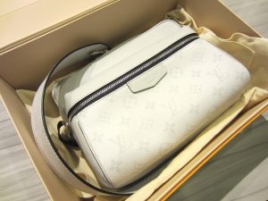 ルイヴィトン　タイガラマ　アウトドア・メッセンジャーPM