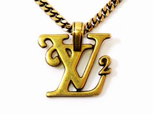 ヴィトン　コリエ・スクエアードLV