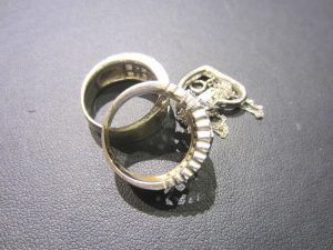 貴金属「K18WG　アクセサリーまとめ」買い取りました！