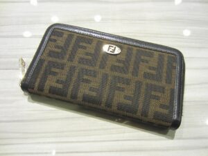 フェンディ　ズッカ　ラウンドファスナー長財布